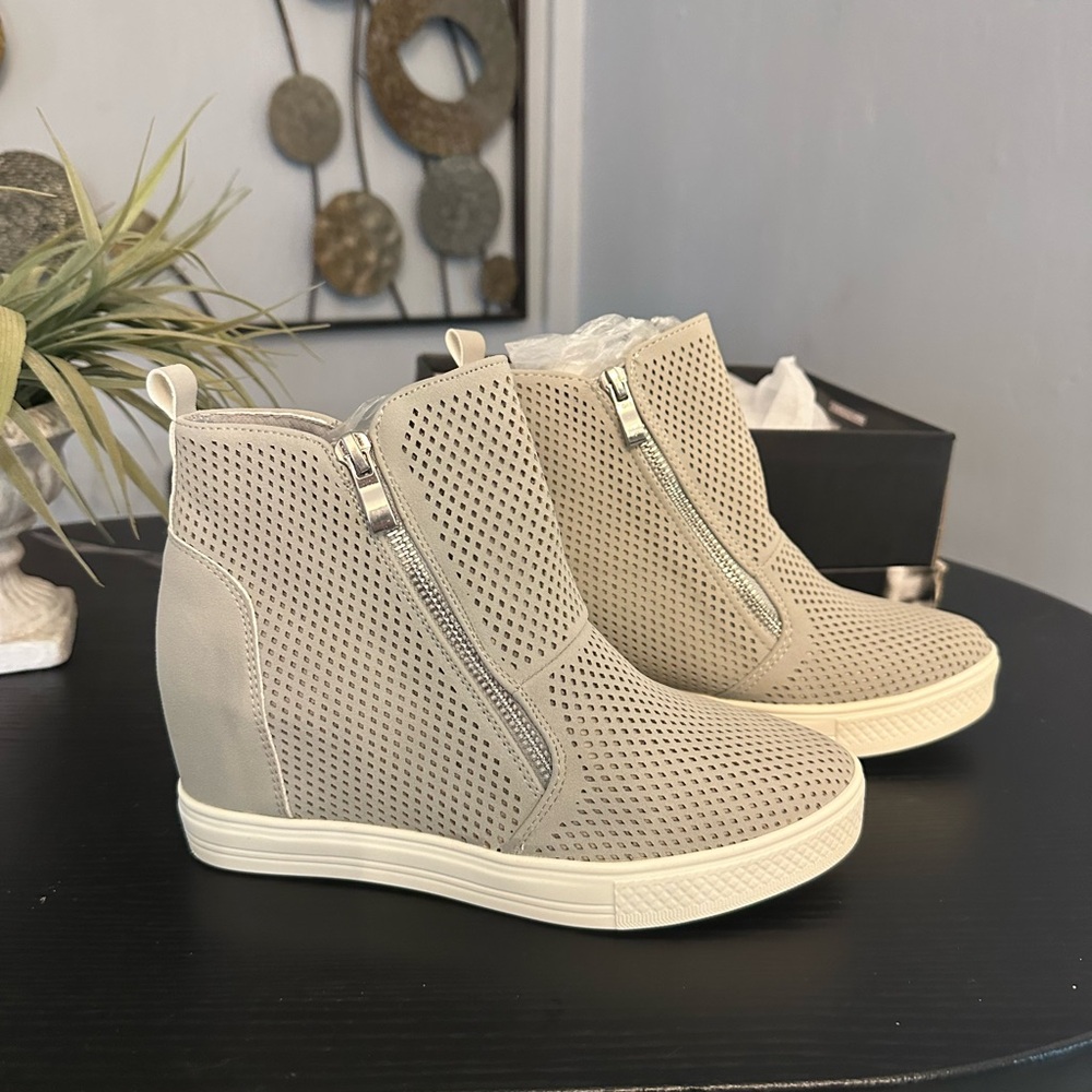 Booties in Light Gray - Picture 2 of 7
